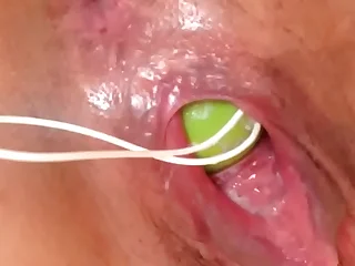 Muy mojada mientras se masturba